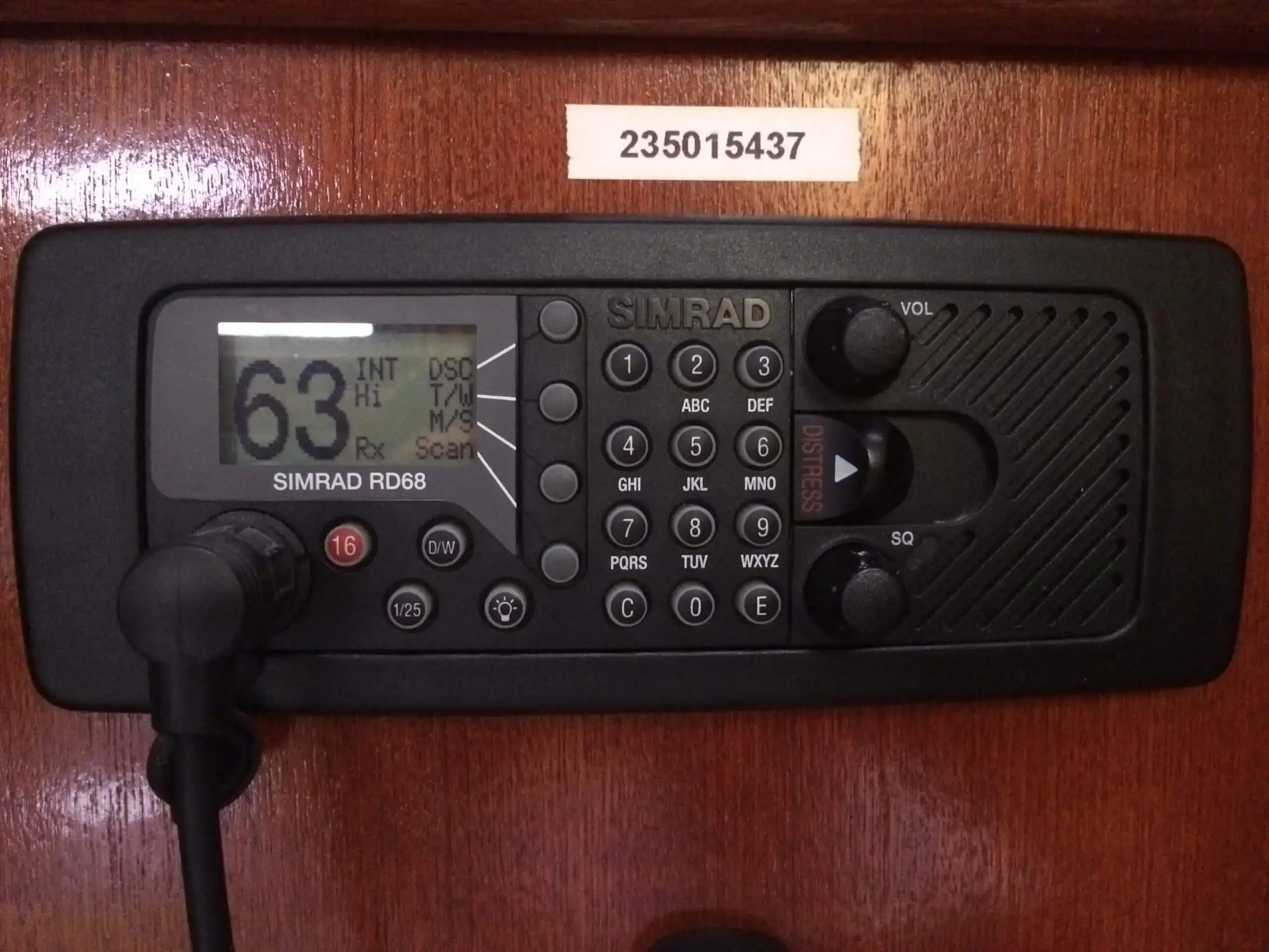 Typický příklad instalace VHF radiostanice na lodi.