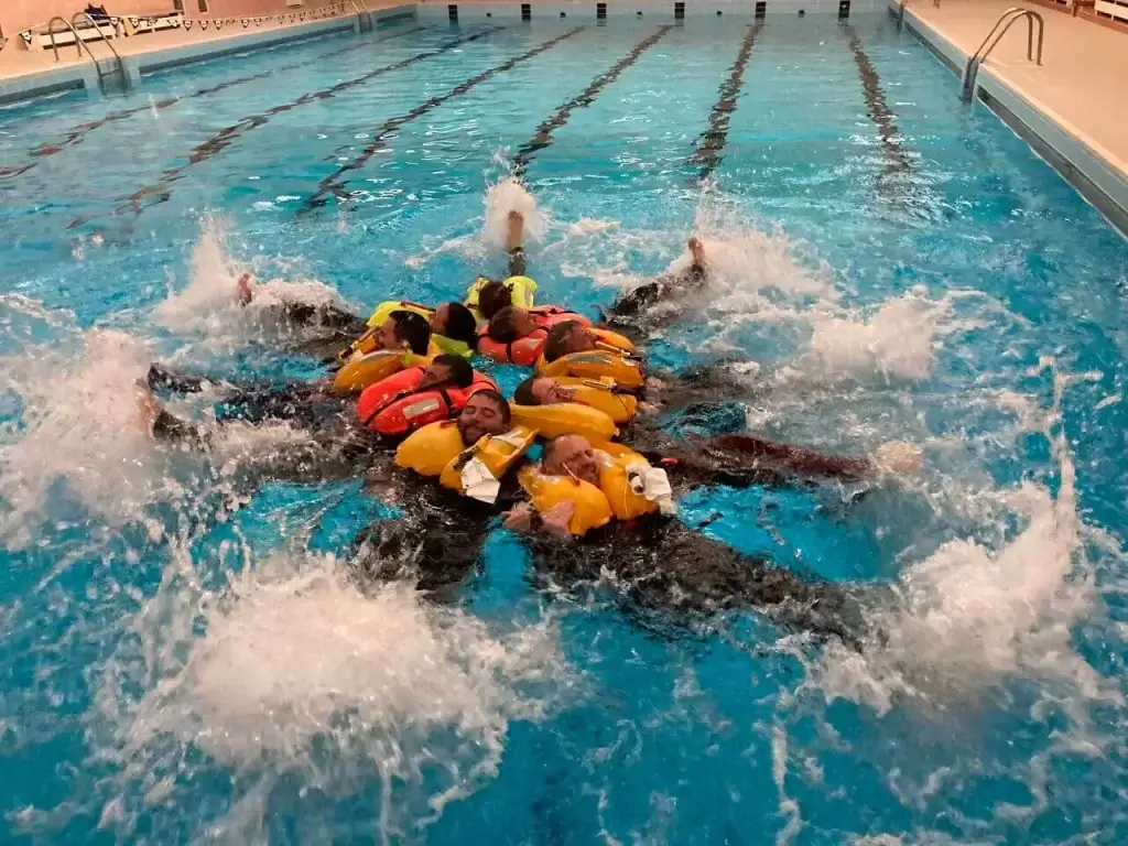 Kurz záchrany a přežití na moři použití záchranné vesty v bazénu