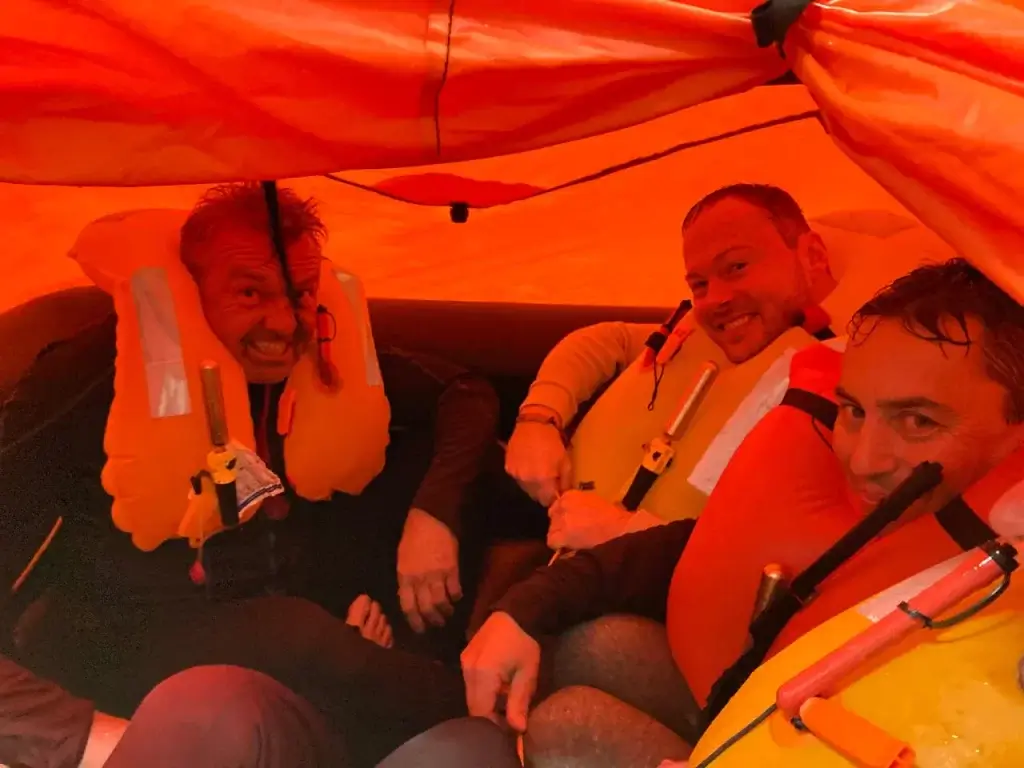 Spokojení jachtaři v záchranném ostrůvku na kurzu Základy bezpečnosti na moři