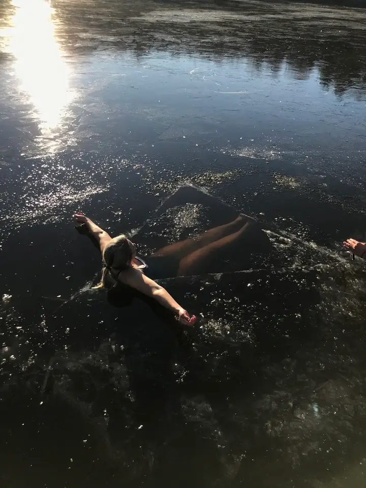 pohoda při otužování v zamrzlém rybníce