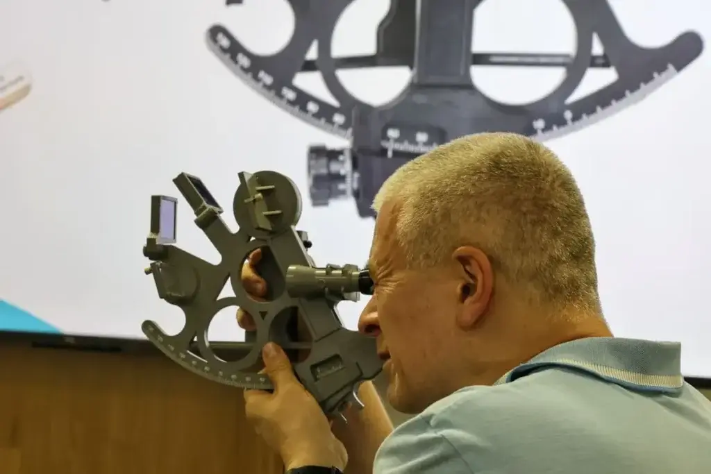 Student na kurzu astronavigace pracuje se sextantem